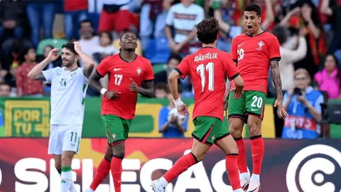 《切尔西暗中心仪罗塞尼尔，BlueCo面临关键抉择：白学堡新帅花落谁家？》