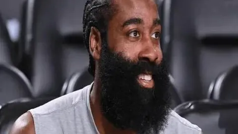 陈梦31岁与母云南街头合影，傣族服饰映衬仙子气质，现场生图公开